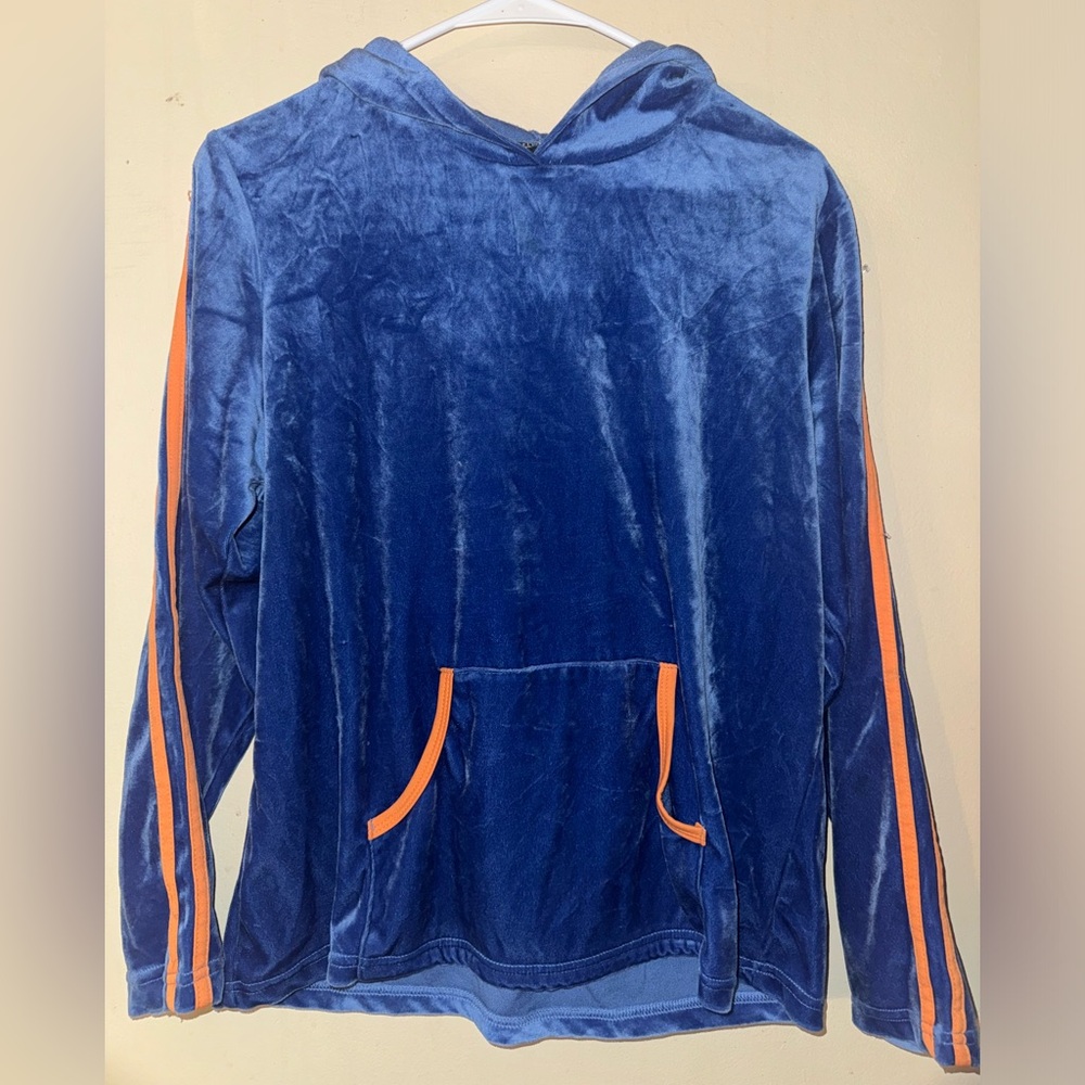 Women’s velvet jacket fits around small/ medium!